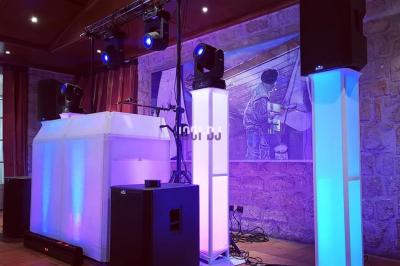 Un couple de mariés danse au milieu d'effets de fumée et d'étincelles dans une salle de réception décorée.