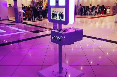 Un couple de mariés danse au milieu d'effets de fumée et d'étincelles dans une salle de réception décorée.