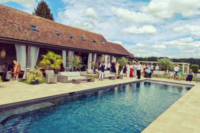 Un couple de mariés danse au milieu d'effets de fumée et d'étincelles dans une salle de réception décorée.