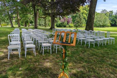 Un couple de mariés danse au milieu d'effets de fumée et d'étincelles dans une salle de réception décorée.