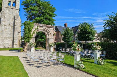 Un couple de mariés danse au milieu d'effets de fumée et d'étincelles dans une salle de réception décorée.