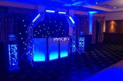 Miniature DJ Pavillons-sous-Bois (Seine-Saint-Denis) - Magic Events #4 Un couple de mariés danse au milieu d'effets de fumée et d'étincelles dans une salle de réception décorée.