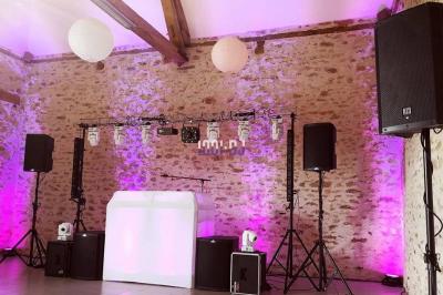 Miniature DJ Pavillons-sous-Bois (Seine-Saint-Denis) - Magic Events #11 Un couple de mariés danse au milieu d'effets de fumée et d'étincelles dans une salle de réception décorée.