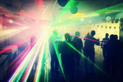 Miniature DJ Pavillons-sous-Bois (Seine-Saint-Denis) - Magic Events #13 Un couple de mariés danse au milieu d'effets de fumée et d'étincelles dans une salle de réception décorée.