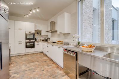 Vue aérienne d'un parc avec plusieurs étangs, espaces verts, chemins et bâtiments entourés de végétation.