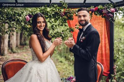 Vue aérienne d'un parc avec plusieurs étangs, espaces verts, chemins et bâtiments entourés de végétation.