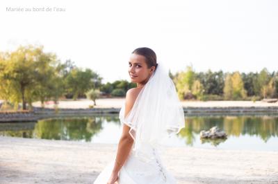 Vue aérienne d'un parc avec plusieurs étangs, espaces verts, chemins et bâtiments entourés de végétation.