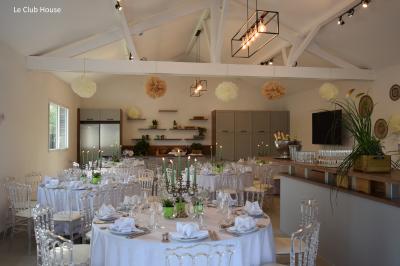 Vue aérienne d'un parc avec plusieurs étangs, espaces verts, chemins et bâtiments entourés de végétation.