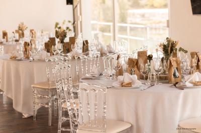 Vue aérienne d'un parc avec plusieurs étangs, espaces verts, chemins et bâtiments entourés de végétation.