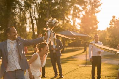 Vue aérienne d'un parc avec plusieurs étangs, espaces verts, chemins et bâtiments entourés de végétation.