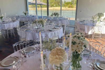 Vue aérienne d'un parc avec plusieurs étangs, espaces verts, chemins et bâtiments entourés de végétation.