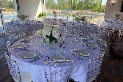 Vue aérienne d'un parc avec plusieurs étangs, espaces verts, chemins et bâtiments entourés de végétation.