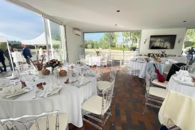 Vue aérienne d'un parc avec plusieurs étangs, espaces verts, chemins et bâtiments entourés de végétation.