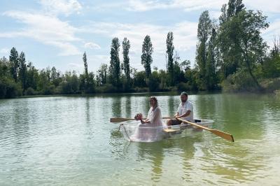 Vue aérienne d'un parc avec plusieurs étangs, espaces verts, chemins et bâtiments entourés de végétation.
