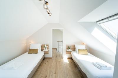 Vue aérienne d'un parc avec plusieurs étangs, espaces verts, chemins et bâtiments entourés de végétation.