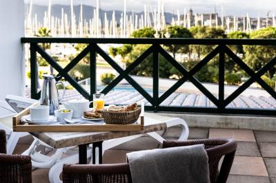 Salle de restaurant moderne avec tables en bois dressées, chaises rembourrées et lumière naturelle.