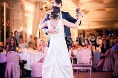 Façade d'un bâtiment blanc avec une enseigne ’Pavillon Henri IV Restaurant’, entouré de verdure et d'une clôture.