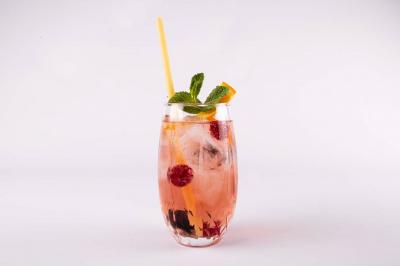 Intérieur d'un salon moderne avec un bureau blanc, des étagères éclairées, des décorations élégantes et un coin salon.