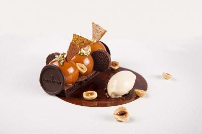 Intérieur d'un salon moderne avec un bureau blanc, des étagères éclairées, des décorations élégantes et un coin salon.