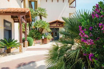 Intérieur d'un salon moderne avec un bureau blanc, des étagères éclairées, des décorations élégantes et un coin salon.