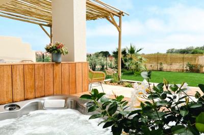 Intérieur d'un salon moderne avec un bureau blanc, des étagères éclairées, des décorations élégantes et un coin salon.