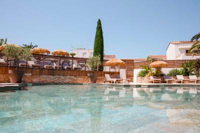 Intérieur d'un salon moderne avec un bureau blanc, des étagères éclairées, des décorations élégantes et un coin salon.