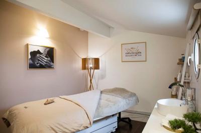 Intérieur d'un salon moderne avec un bureau blanc, des étagères éclairées, des décorations élégantes et un coin salon.