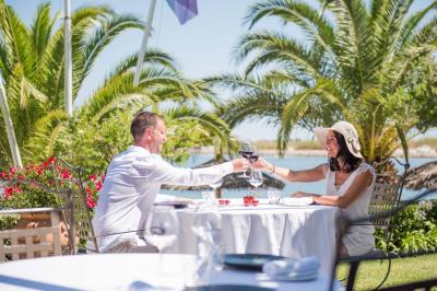 Intérieur d'un salon moderne avec un bureau blanc, des étagères éclairées, des décorations élégantes et un coin salon.