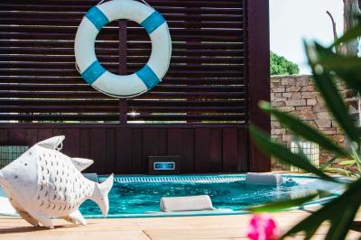Intérieur d'un salon moderne avec un bureau blanc, des étagères éclairées, des décorations élégantes et un coin salon.