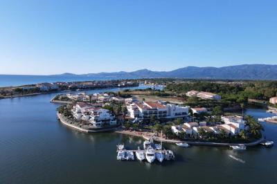 Intérieur d'un salon moderne avec un bureau blanc, des étagères éclairées, des décorations élégantes et un coin salon.