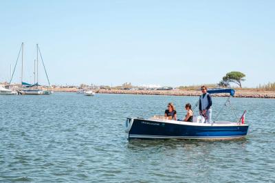 Intérieur d'un salon moderne avec un bureau blanc, des étagères éclairées, des décorations élégantes et un coin salon.