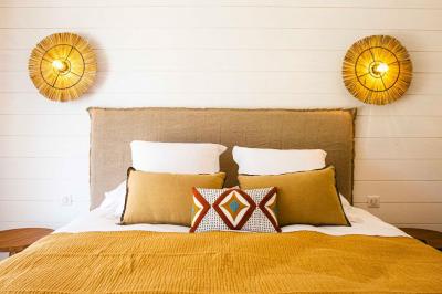 Intérieur d'un salon moderne avec un bureau blanc, des étagères éclairées, des décorations élégantes et un coin salon.