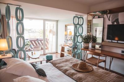 Intérieur d'un salon moderne avec un bureau blanc, des étagères éclairées, des décorations élégantes et un coin salon.