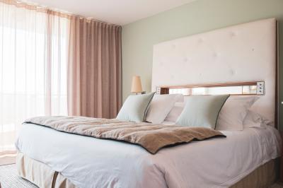 Intérieur d'un salon moderne avec un bureau blanc, des étagères éclairées, des décorations élégantes et un coin salon.