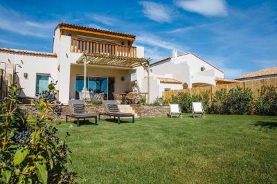 Intérieur d'un salon moderne avec un bureau blanc, des étagères éclairées, des décorations élégantes et un coin salon.