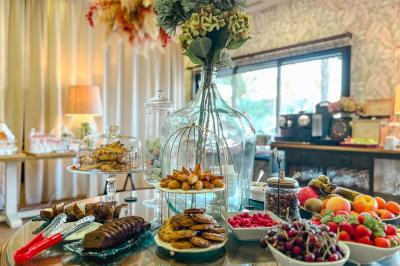 Intérieur d'un salon moderne avec un bureau blanc, des étagères éclairées, des décorations élégantes et un coin salon.