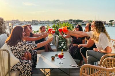 Intérieur d'un salon moderne avec un bureau blanc, des étagères éclairées, des décorations élégantes et un coin salon.