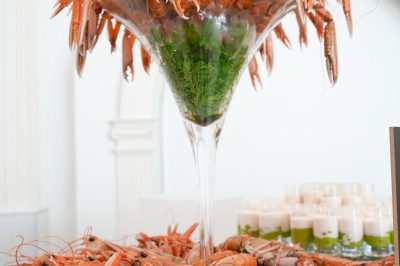 Un musicien jouant du saxophone accompagné d'une femme souriante dansant dans un décor élégant.