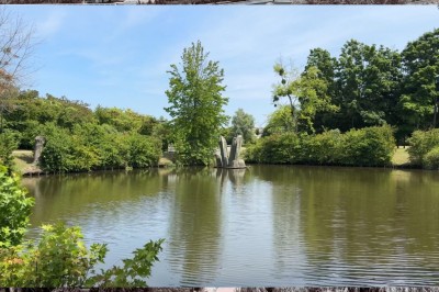 Un musicien jouant du saxophone accompagné d'une femme souriante dansant dans un décor élégant.