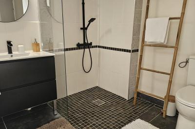 Des personnes en costumes d'époque discutent dans la cour d'un château historique sous un ciel partiellement nuageux.