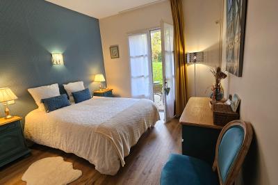 Des personnes en costumes d'époque discutent dans la cour d'un château historique sous un ciel partiellement nuageux.