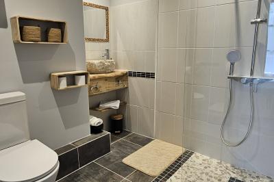 Des personnes en costumes d'époque discutent dans la cour d'un château historique sous un ciel partiellement nuageux.