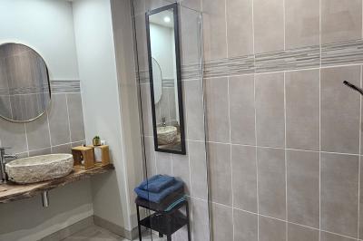 Des personnes en costumes d'époque discutent dans la cour d'un château historique sous un ciel partiellement nuageux.