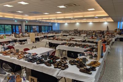 Assiettes dressées avec des roulés de volaille, légumes râpés et décorations de sauce, en préparation en cuisine.