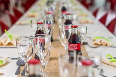 Assiettes dressées avec des roulés de volaille, légumes râpés et décorations de sauce, en préparation en cuisine.