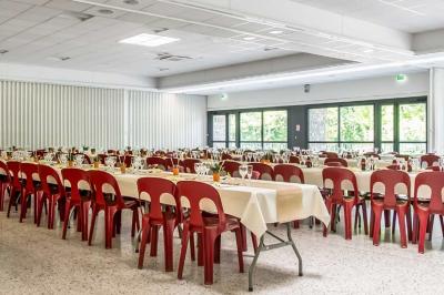 Assiettes dressées avec des roulés de volaille, légumes râpés et décorations de sauce, en préparation en cuisine.