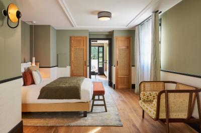 Terrains de padel extérieurs entourés d'arbres et éclairés par des lampadaires, avec un chemin en premier plan.