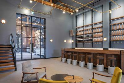 Terrains de padel extérieurs entourés d'arbres et éclairés par des lampadaires, avec un chemin en premier plan.