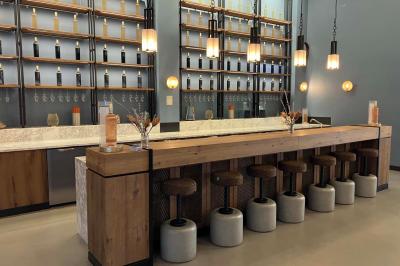 Terrains de padel extérieurs entourés d'arbres et éclairés par des lampadaires, avec un chemin en premier plan.