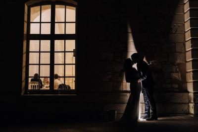 Des personnes en tenue élégante regardent des danseuses en maillot de bain et bonnet, lors d'un événement en extérieur.